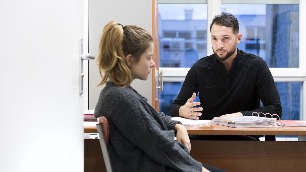 Éducateur spécialisé avec un enfant en séance