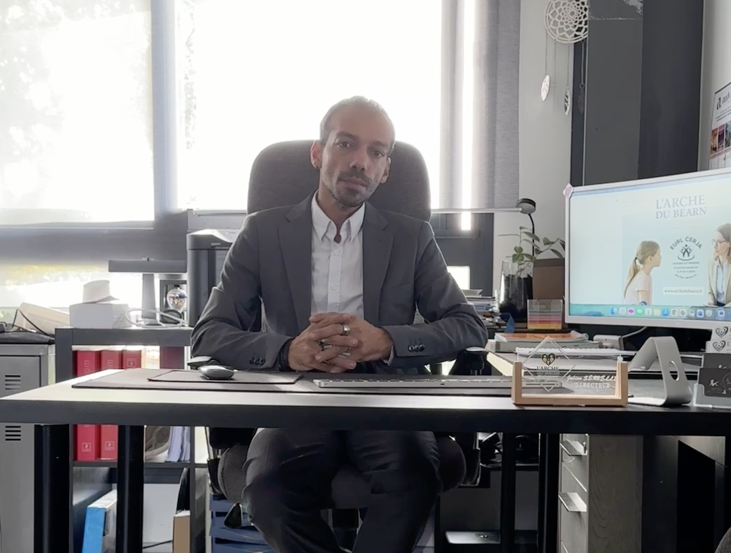 Personnes en discussion lors d'un accueil