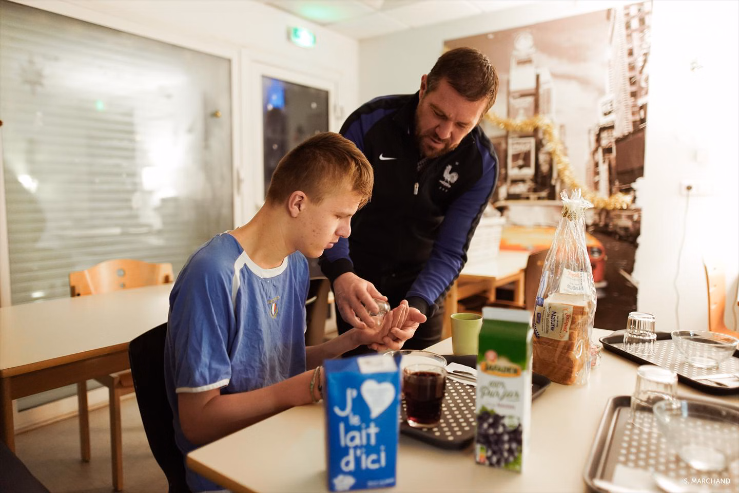 Éducatrice petite enfance avec parents et enfant