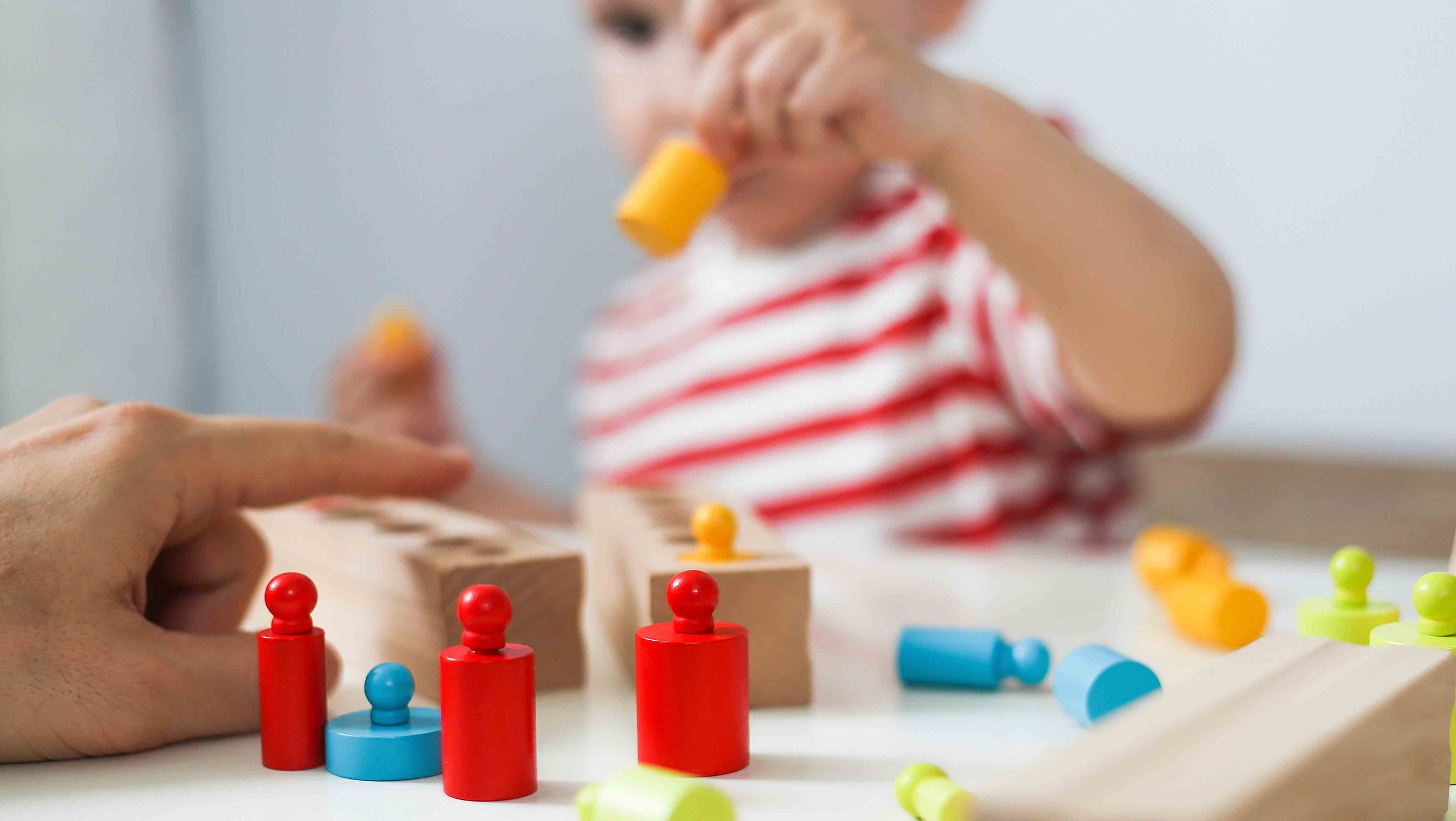 Enfant en séance de psychomotricité avec jeux de développement moteur